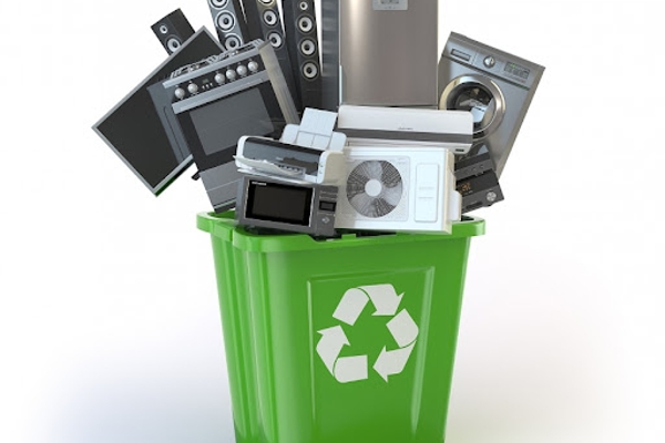 elektronikai hulladék egy zöld edényben
