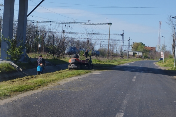 füvet nyíró emberek