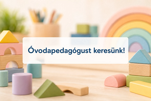 A háttérban halványan gyermek építőkockák láthatóak. A képen felirat: óvodapedagógust keresünk.